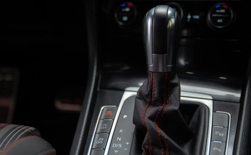 Pros and Cons of Manual Driving Lessons